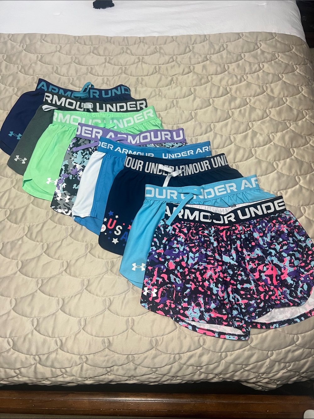 Under Armour Girls' Multicolor Athletic Shorts. Excellent condition!!!